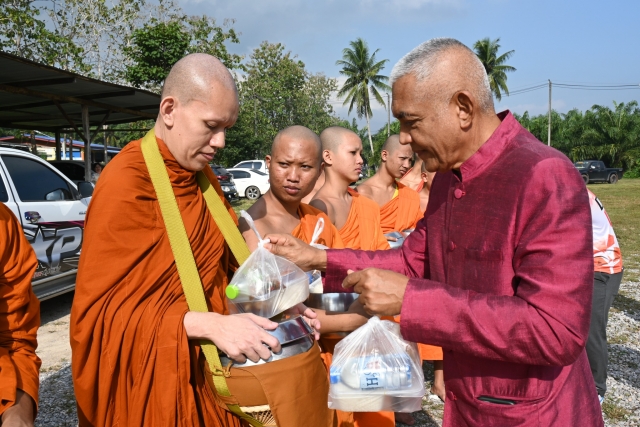 ทำบุญตักบาตรส่งท้ายปีเก่า ต้อนรับปีใหม่ 2567 ณ อบต.นาขา