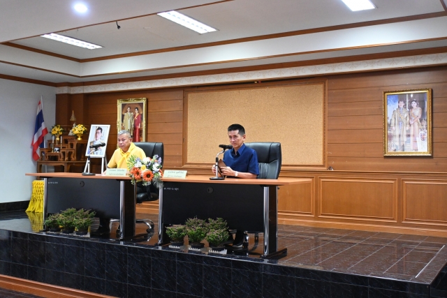 ผู้ว่าราชการจังหวัดชุมพร เดินทางมาตรวจเยี่ยมความคืบหน้าของโครงการขุดลอกร่องน้ำคลองมอง ม.7 ต.นาขา