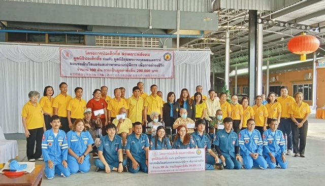 อบต.นาขาและผู้ดูแลคนพิการตำบลนาขาเข้าร่วมพิธีมอบรถเข็นวีลแชร์และค่าพาหนะแก่ผู้พิการ