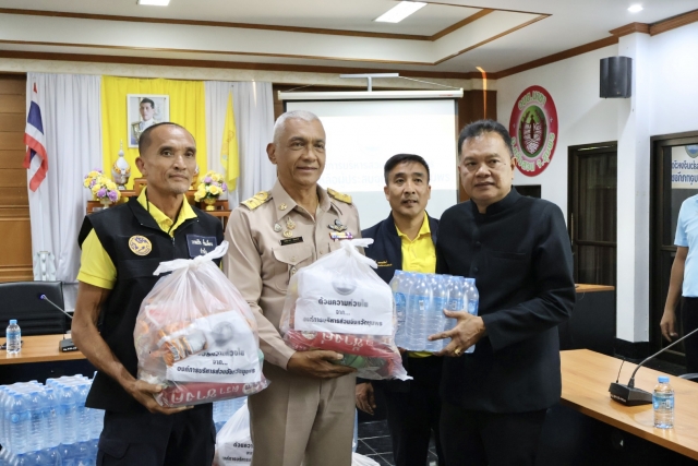 อบจ.ชุมพร มอบถุงยังชีพและน้ำดื่ม จำนวน 125 ชุด เพื่อช่วยเหลือผู้ประสบอุทกภัยในพื้นที่ตำบลนาขา