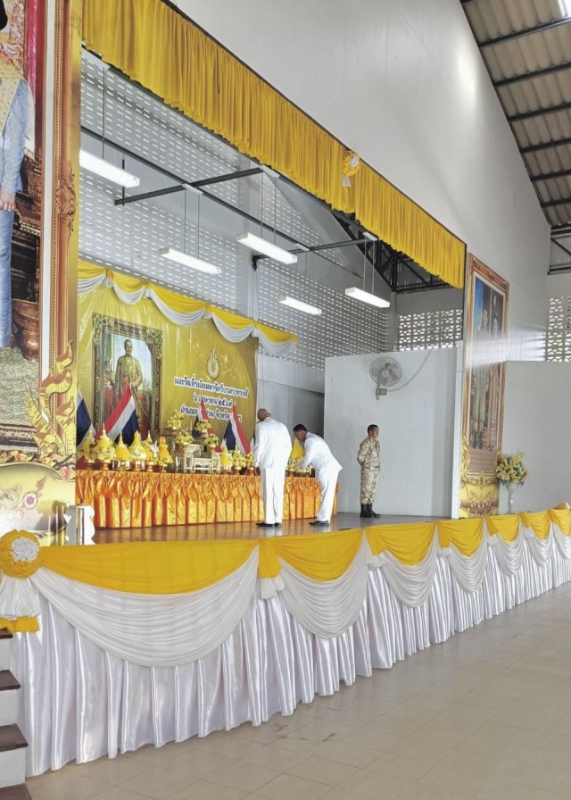 อบต.นาขา ร่วมพิธีวางพานพุ่มดอกไม้ถวายราชสักการะ เนื่องในวันพระบาทสมเด็จพระพุทธยอดฟ้าจุฬาโลกมหาราช