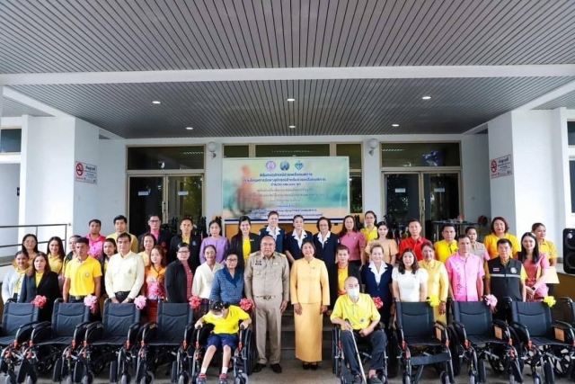 อบต.นาขา รับมอบและนำส่งรถเข็นวีลแชร์แก่คนพิการ จำนวน 2 ราย