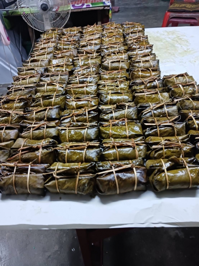 ขนมข้าวต้มมัด ขนมเทียนไส้เค็ม ข้าวต้มลูกโยนใบพ้อ หมู่ที่ 2