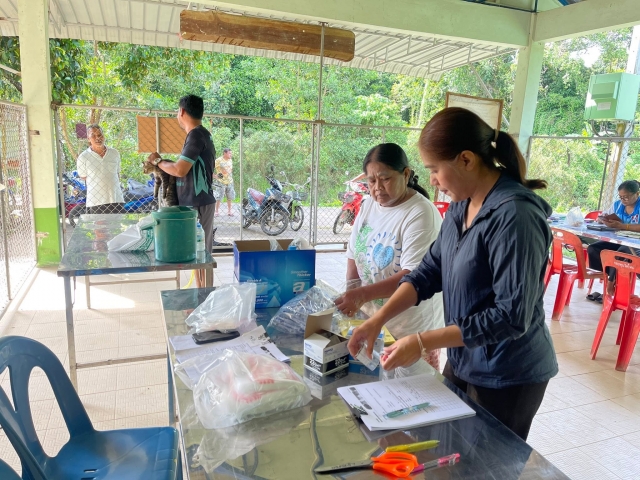 อบต.นาขา ลงพื้นที่ให้บริการฉีดวัคซีนโรคพิษสุนัขบ้า ให้กับสัตว์เลี้ยงของประชาชน