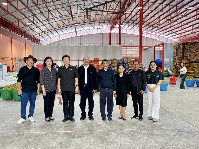 อบต.นาขา ร่วมต้อนรับผู้ว่าฯ เยี่ยมชมการคัดบรรจุทุเรียน ณ แผงทุเรียน MCK