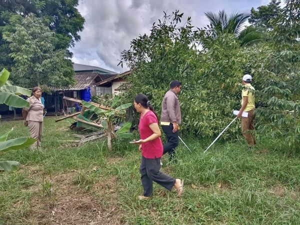 อบต.นาขา ลงพื้นที่ตรวจสอบข้อเท็จจริงกรณีร้องขอความช่วยเหลือ เหตุต้นไม้ล้มทับคอกไก่